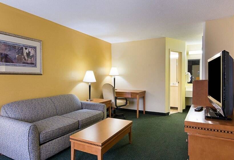 Suite, Days Inn & Suites By Wyndham Williamsburg Colonial