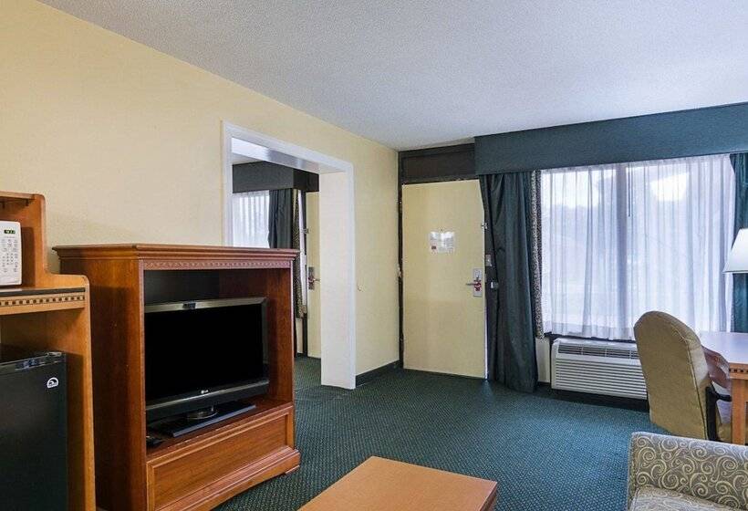 Suite, Days Inn & Suites By Wyndham Williamsburg Colonial