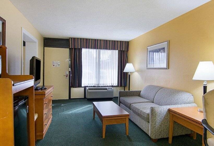 Suite, Days Inn & Suites By Wyndham Williamsburg Colonial