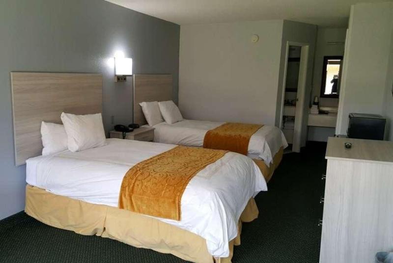 سوییت, Days Inn & Suites By Wyndham Colonial