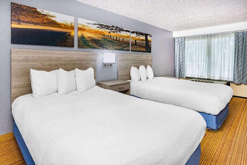 سوییت, Days Inn & Suites By Wyndham Colonial