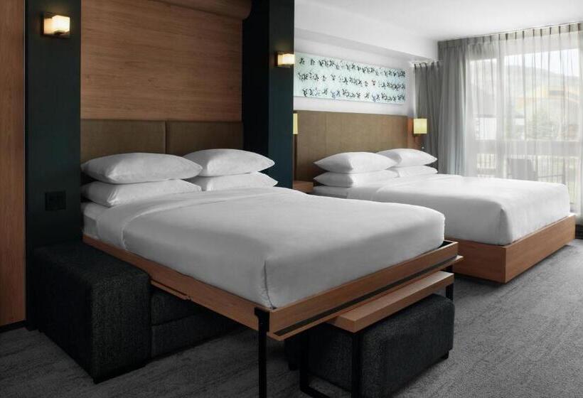 اتاق استاندارد با تخت بزرگ, Delta Hotels By Marriott Mont Sainte Anne, Resort & Convention Center