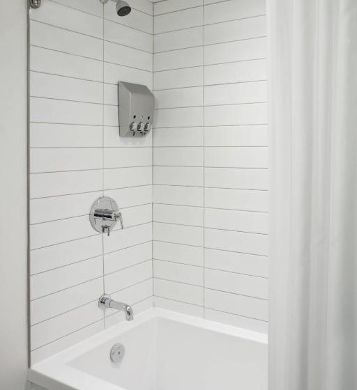اتاق استاندارد با تخت بزرگ, Delta Hotels By Marriott Mont Sainte Anne, Resort & Convention Center