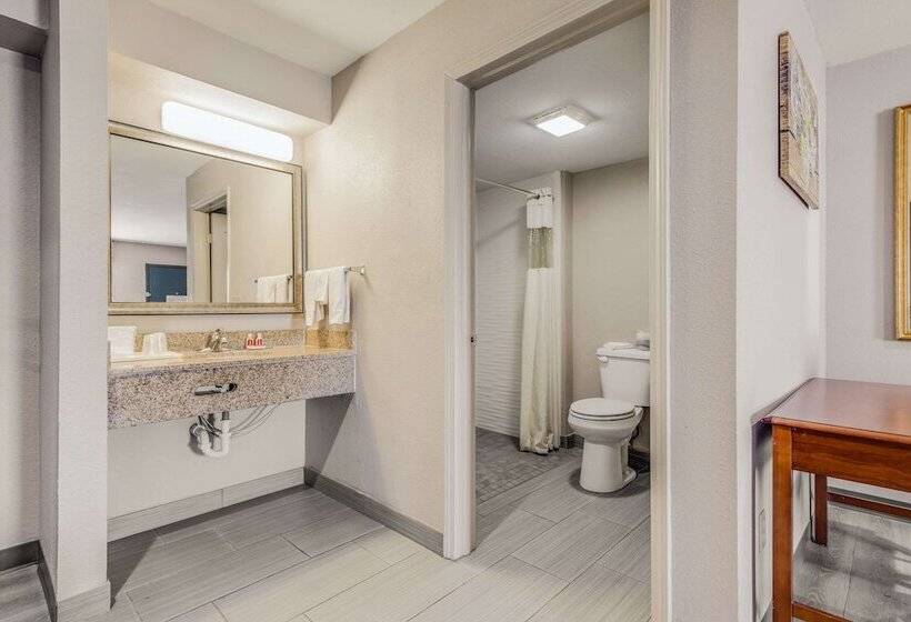 Suite Adapted for people with reduced mobility, Econo Lodge Inn & Suites