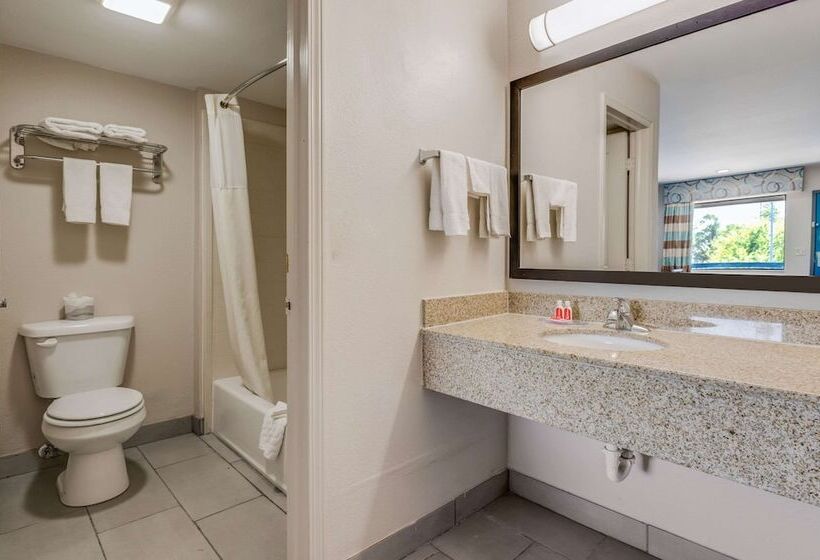 Suite Adapted for people with reduced mobility, Econo Lodge Inn & Suites