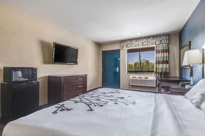 اتاق استاندارد با تخت بزرگ برای معلولان, Econo Lodge Inn & Suites