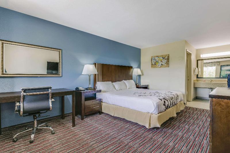 اتاق استاندارد با تخت بزرگ برای معلولان, Econo Lodge Inn & Suites