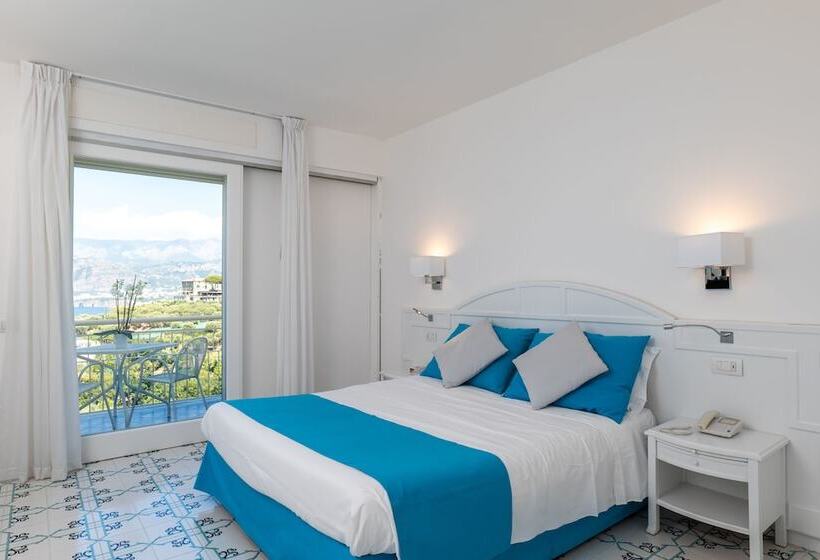 اتاق استاندارد با بالکن و چشم‌انداز دریا, Grand Hotel Vesuvio