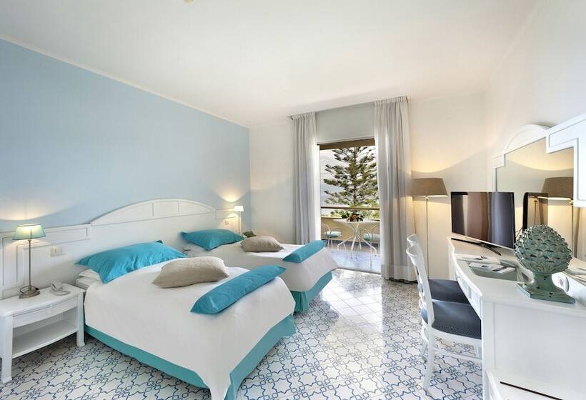 اتاق استاندارد با بالکن و چشم‌انداز دریا, Grand Hotel Vesuvio