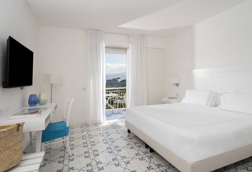 اتاق استاندارد با بالکن و چشم‌انداز دریا, Grand Hotel Vesuvio
