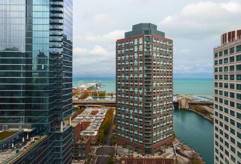 اتاق استاندارد با تخت بزرگ, Sheraton Grand Chicago Riverwalk