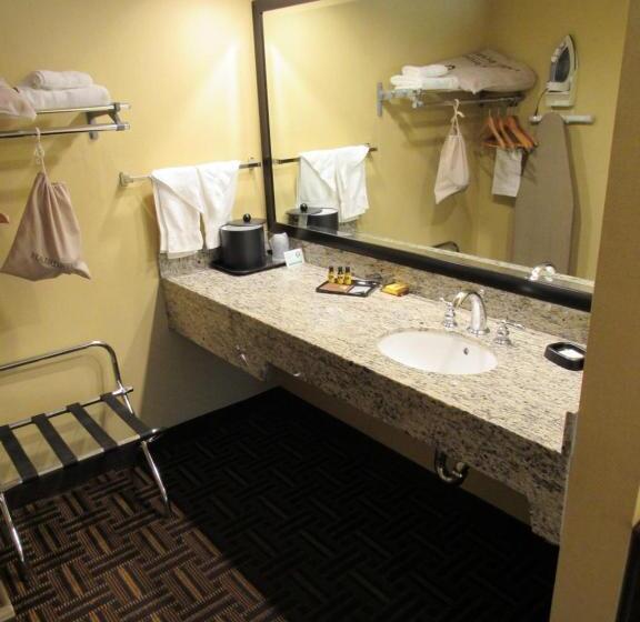 اتاق استاندارد با تخت بزرگ برای معلولان, Best Western Plus Redondo Beach Inn