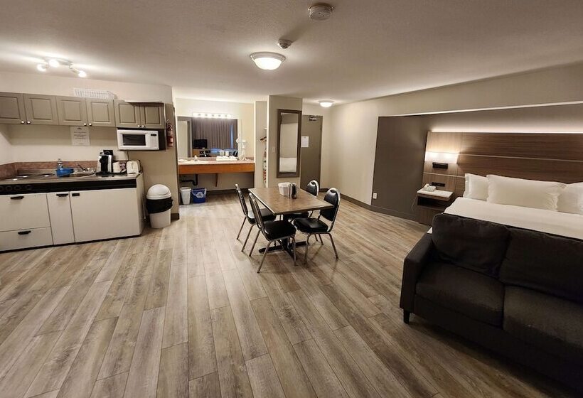 Standard Room, Days Inn & Conference Centre By Wyndham Penticton