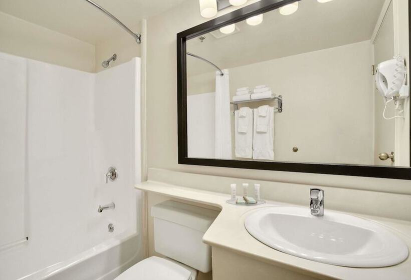 اتاق لوکس, Travelodge Suites By Wyndham Saint John