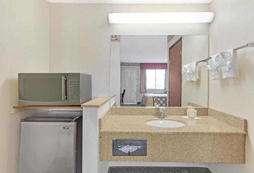 חדר סטנדרט עם מיטת קינג, Super 8 By Wyndham Tucson Downtown Convention Center