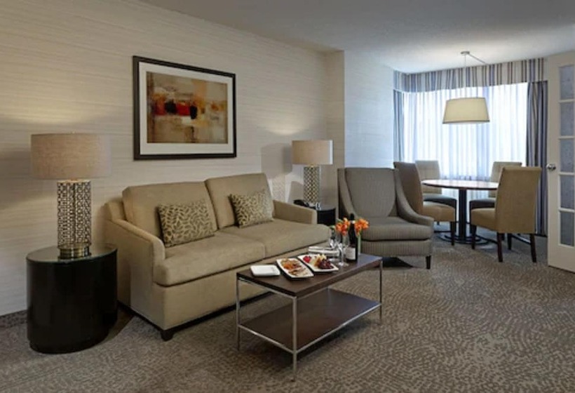 Deluxe Suite, Cambridge Suites Toronto