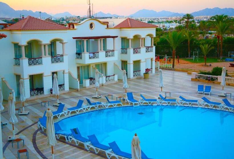 اتاق استاندارد سه تخته با چشمانداز استخر, Marina Sharm