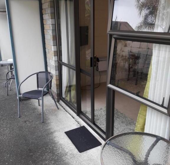 استودیوی سوپریور, Motel Sierra