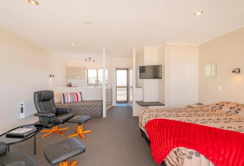 سوئیت اجرایی با چشم‌انداز دریا, The Oceanside Motel