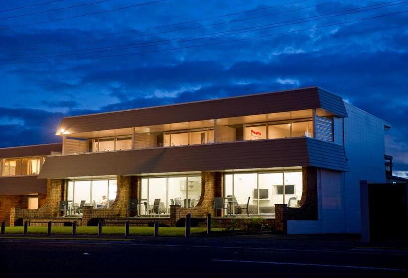 سوئیت اجرایی با چشم‌انداز دریا, The Oceanside Motel