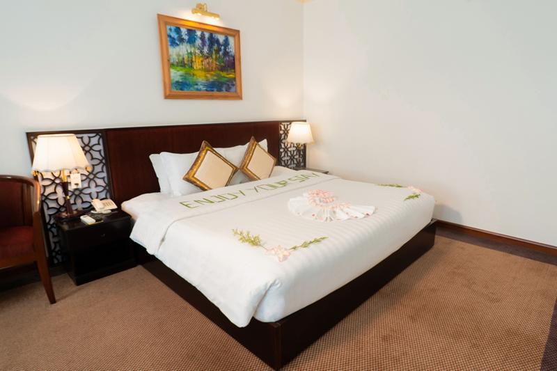 سوئیت با چشم‌انداز رودخانه, Century Riverside Hotel Hue