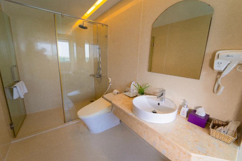 سوئیت با چشم‌انداز رودخانه, Century Riverside Hotel Hue