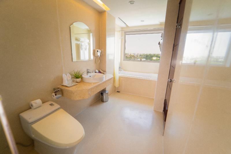 سوئیت با چشم‌انداز رودخانه, Century Riverside Hotel Hue
