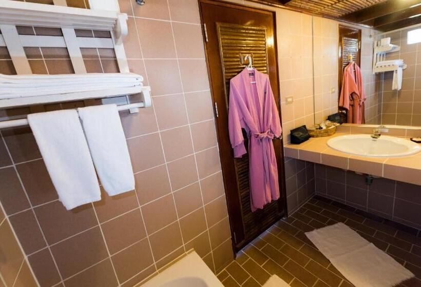 اتاق لوکس با چشم‌انداز دریا, Rayong Resort Hotel โรงแรมระยองรีสอร์ท