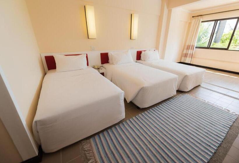 اتاق لوکس سه تخته, Rayong Resort Hotel โรงแรมระยองรีสอร์ท