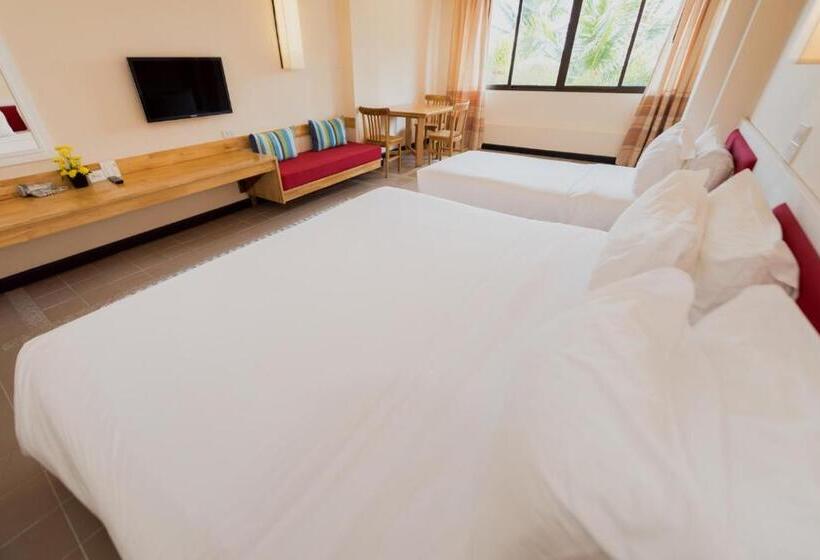 اتاق لوکس سه تخته, Rayong Resort Hotel โรงแรมระยองรีสอร์ท
