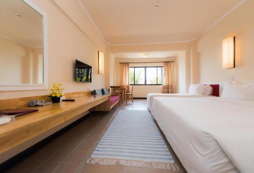 اتاق لوکس سه تخته, Rayong Resort Hotel โรงแรมระยองรีสอร์ท
