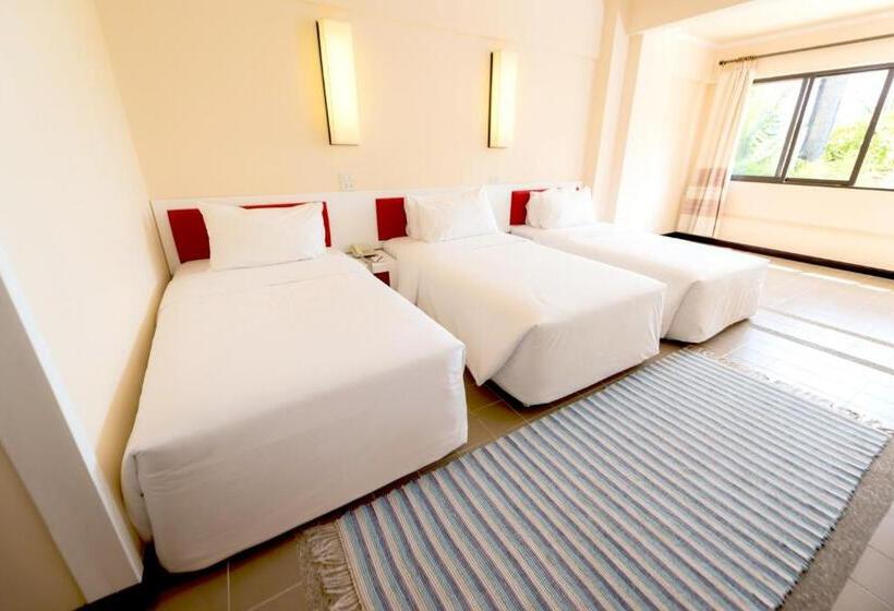 اتاق لوکس سه تخته, Rayong Resort Hotel โรงแรมระยองรีสอร์ท