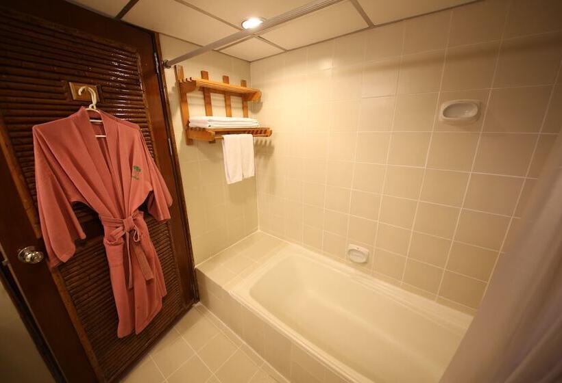 اتاق لوکس با چشم‌انداز دریا, Rayong Resort Hotel โรงแรมระยองรีสอร์ท