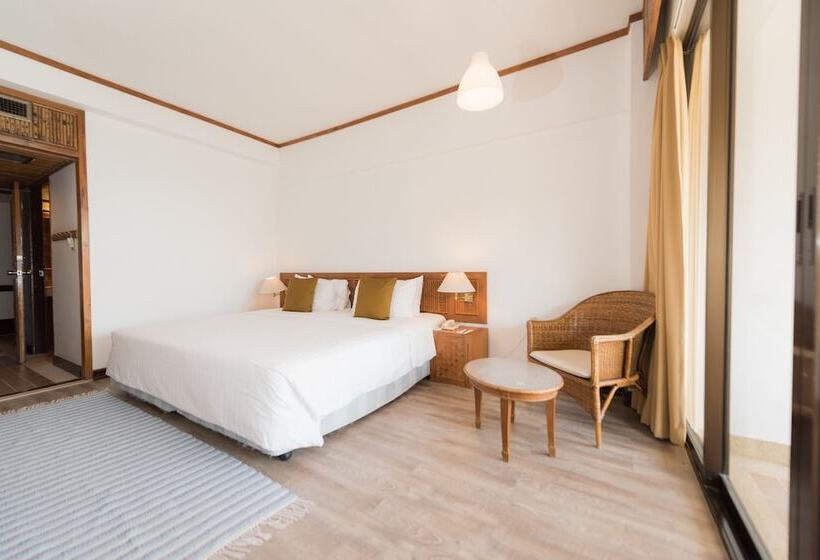 اتاق لوکس با چشم‌انداز دریا, Rayong Resort Hotel โรงแรมระยองรีสอร์ท