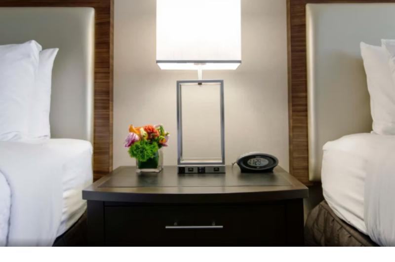 اتاق استاندارد با تخت دو نفره بزرگ برای معلولان, Crowne Plaza Atlanta  Midtown, An Ihg