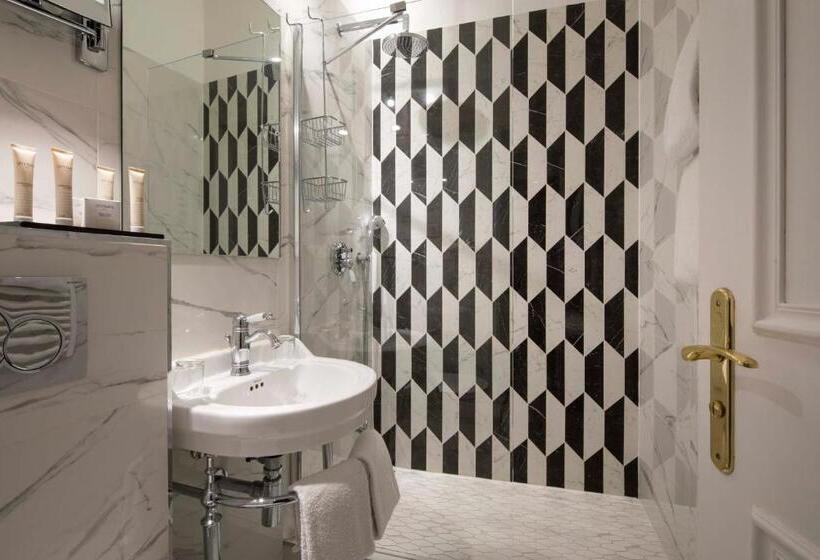 Prestige Triple Room, & Spa De Latour Maubourg