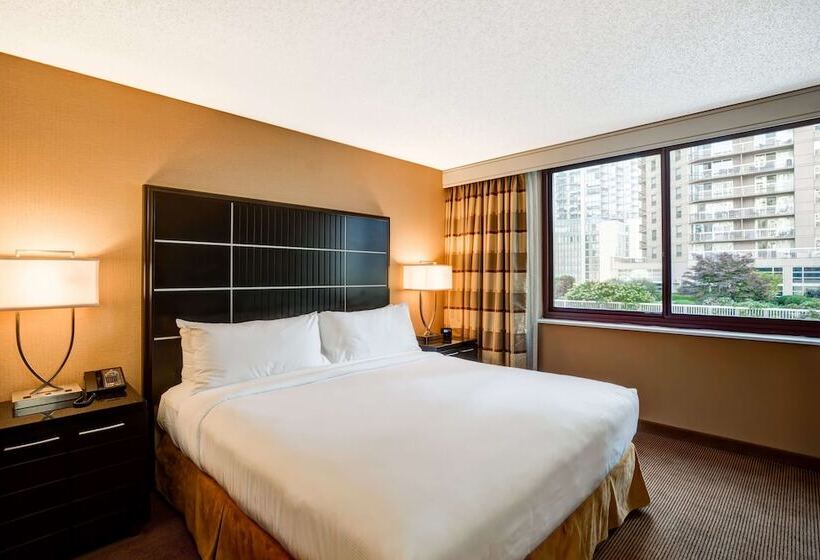 مجموعه ویستا شهر, Embassy Suites By Hilton Chicago Downtown River North