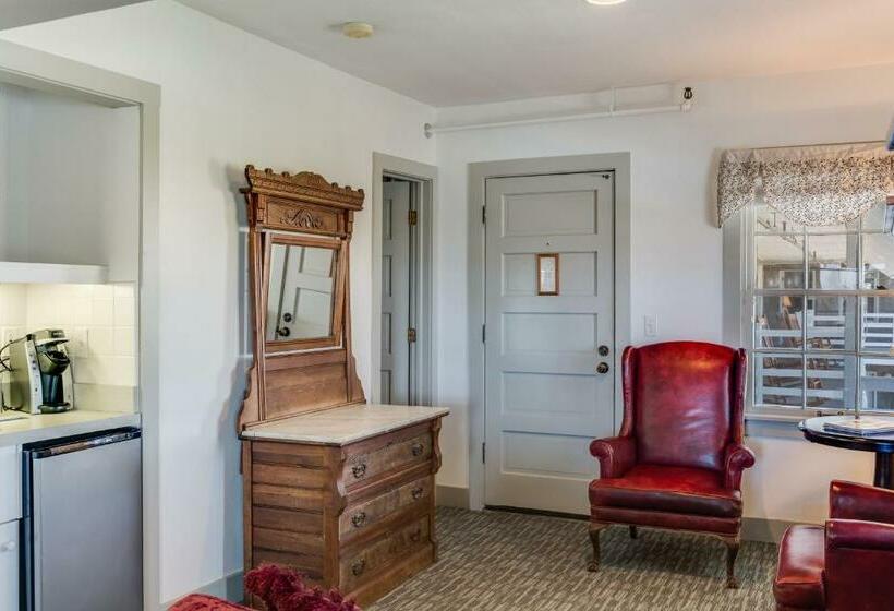 Deluxe Suite, First Colony Inn