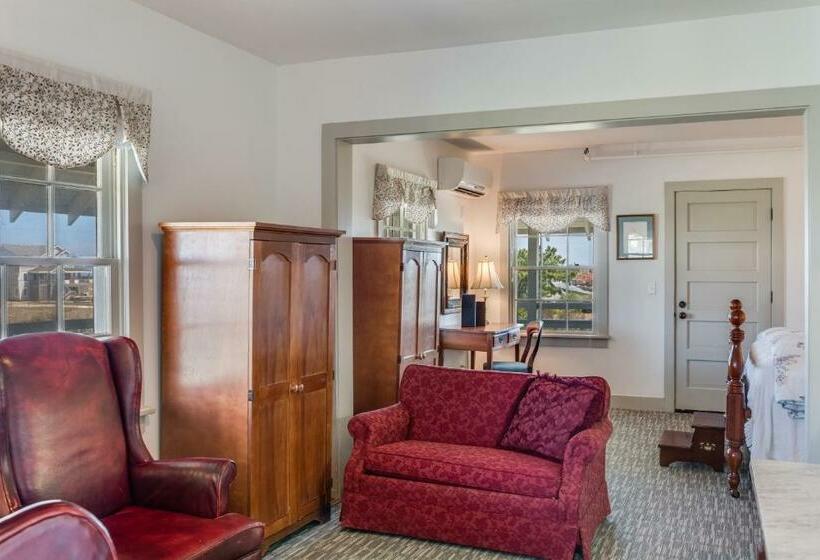 Deluxe Suite, First Colony Inn