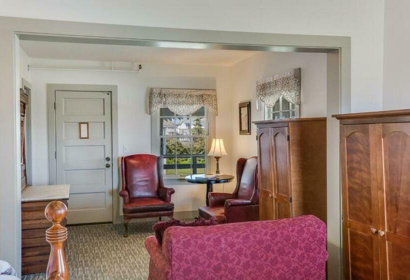 Deluxe Suite, First Colony Inn