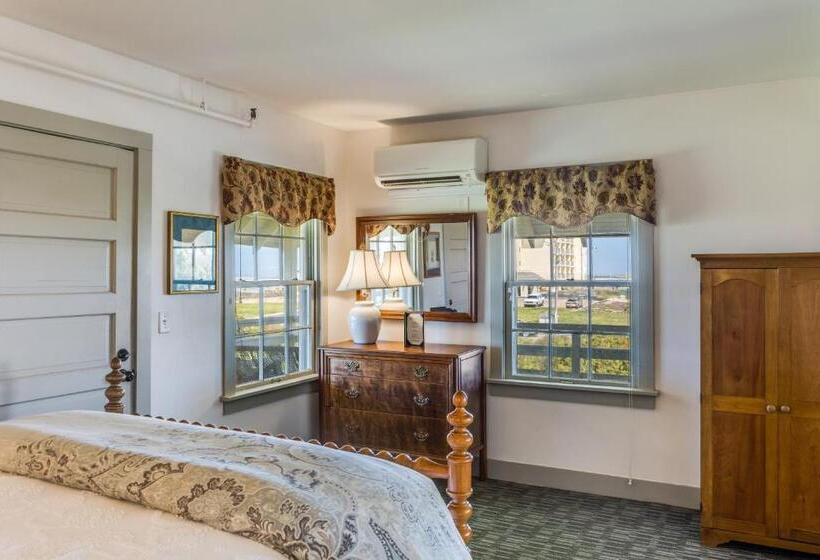 Deluxe Suite, First Colony Inn