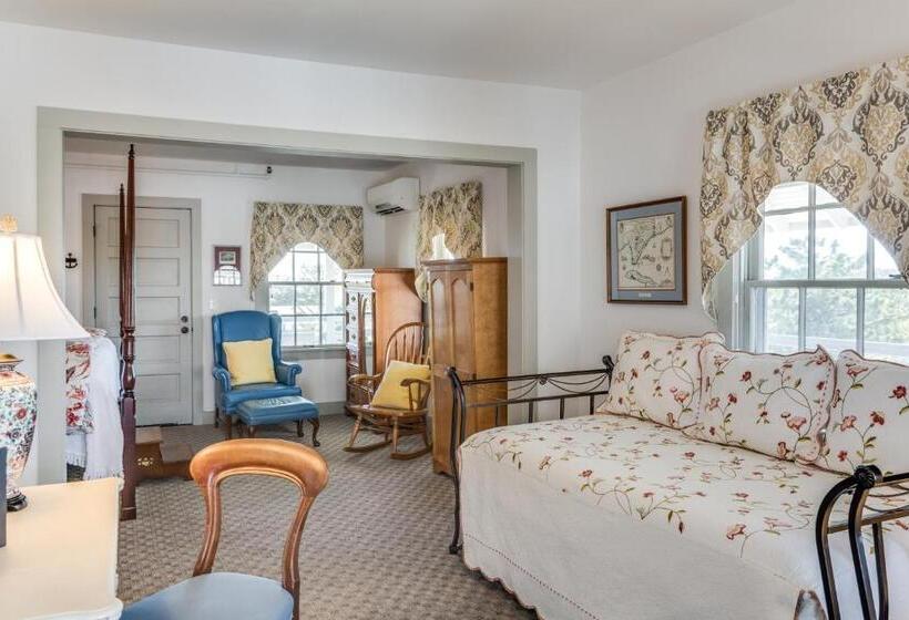 Deluxe Suite King Bed, The First Colony Inn