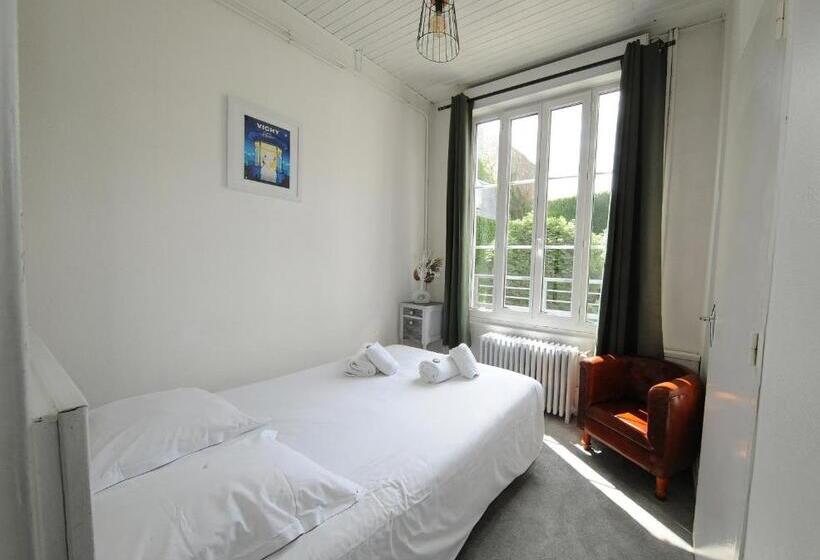 اتاق استاندارد سه نفره, Hôtel & Restaurant Le Patio Vichy