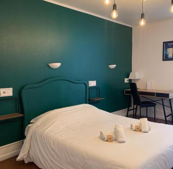 اتاق استاندارد سه نفره, Hôtel & Restaurant Le Patio Vichy