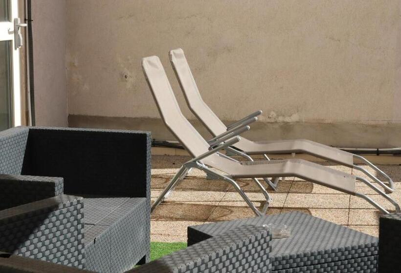 اتاق استاندارد با تراس, Hôtel & Restaurant Le Patio Vichy