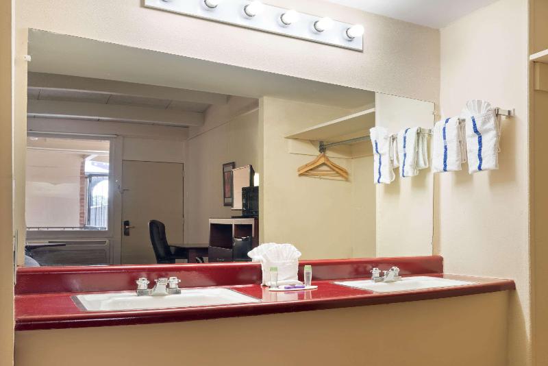 اتاق استاندارد با تخت بزرگ برای معلولان, Knights Inn Fayetteville   Fort Bragg