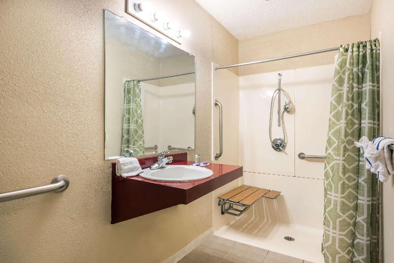 اتاق استاندارد با تخت بزرگ برای معلولان, Knights Inn Fayetteville   Fort Bragg