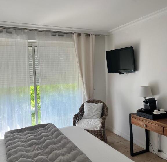 Superior Room King Size Bed, Le Mas Angelussi  Le Clos Du Soleil