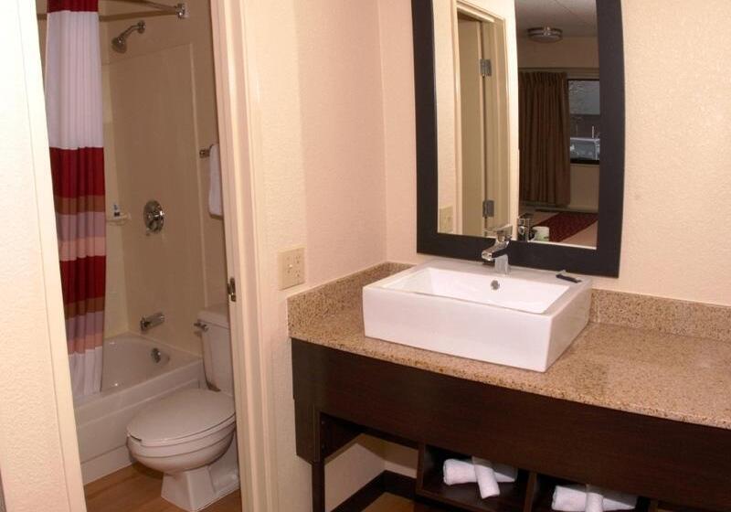 اتاق لوکس, Red Roof Inn Plus+ Mt Pleasant   Patriots Point