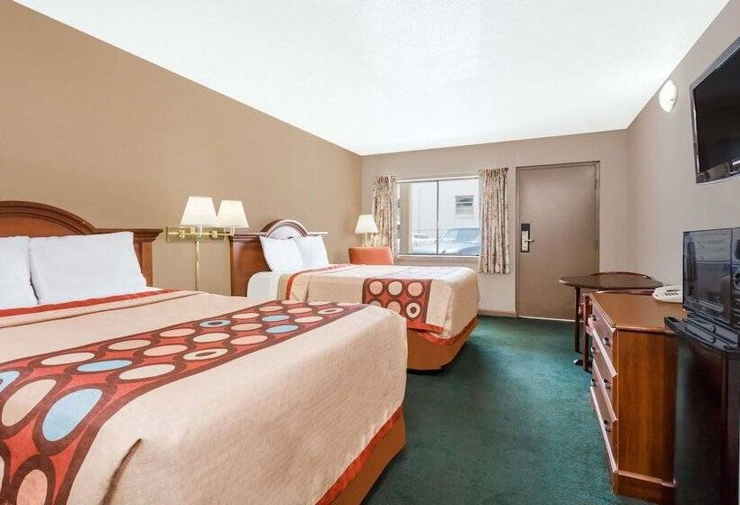 Standard Room 2 Double Beds, Super 8 By Wyndham Greensboro